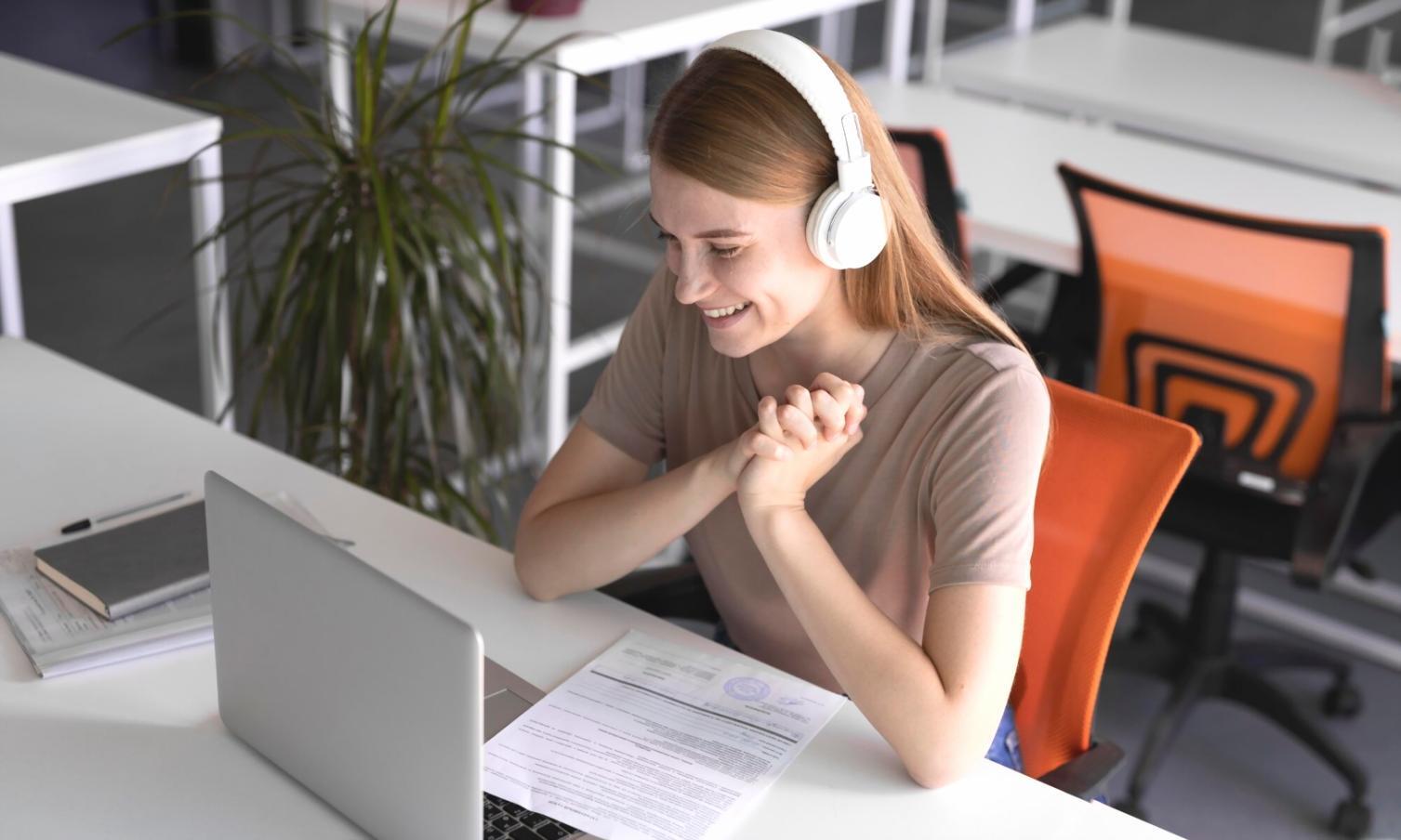 Moderne Büroumgebung mit Finanzberatung